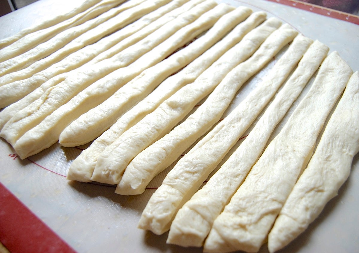 How to make garlic knots via @kingarthurflour