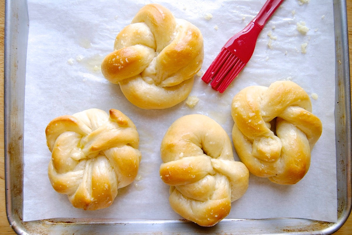 How to make garlic knots via @kingarthurflour