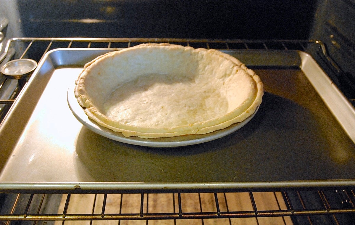 How to blind bake a pie crust via @kingarthurflour