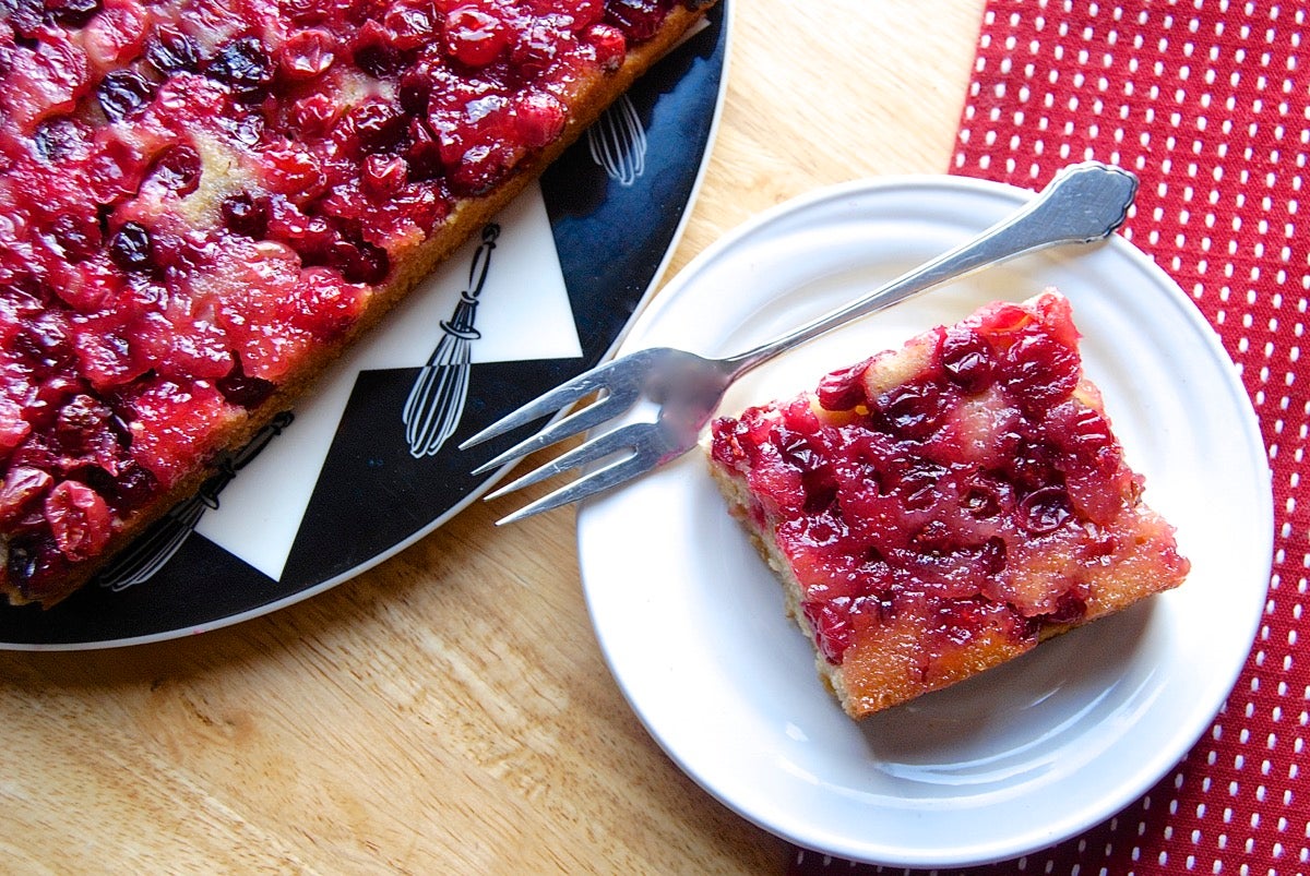 Farm to Table Harvest Apple Cranberry Cake via @kingarthurflour