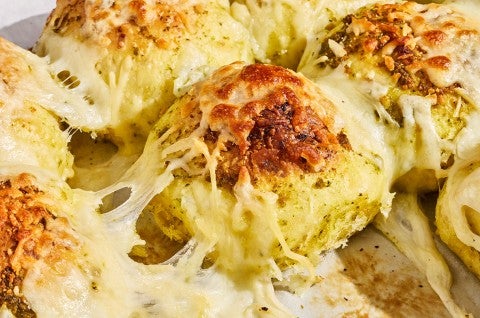Detailed photograph Cheesy Pesto Pull-Apart Rolls - select to zoom